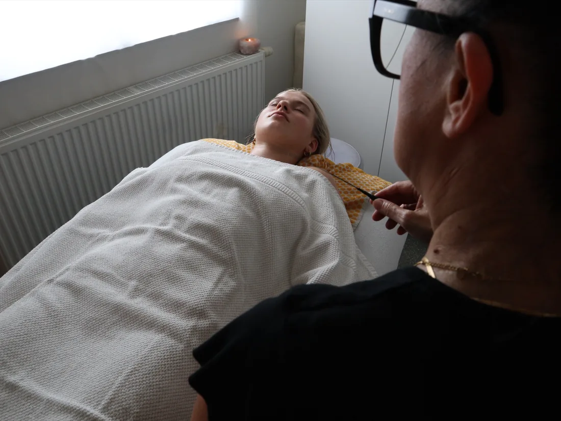 Tinne geeft een energetische healingbehandeling bij Fienefleur