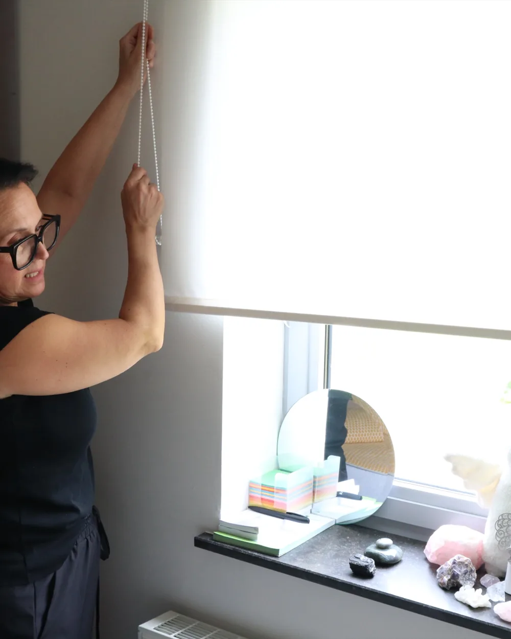 Tinne laat het daglicht binnen in de praktijk van Fienefleur, met kristallen op de vensterbank