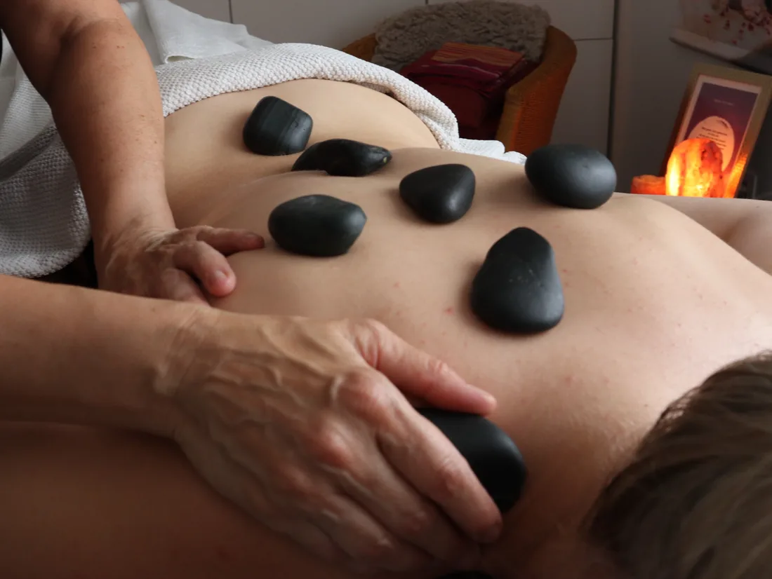 Stenenmassage met warme lavastenen bij Fienefleur